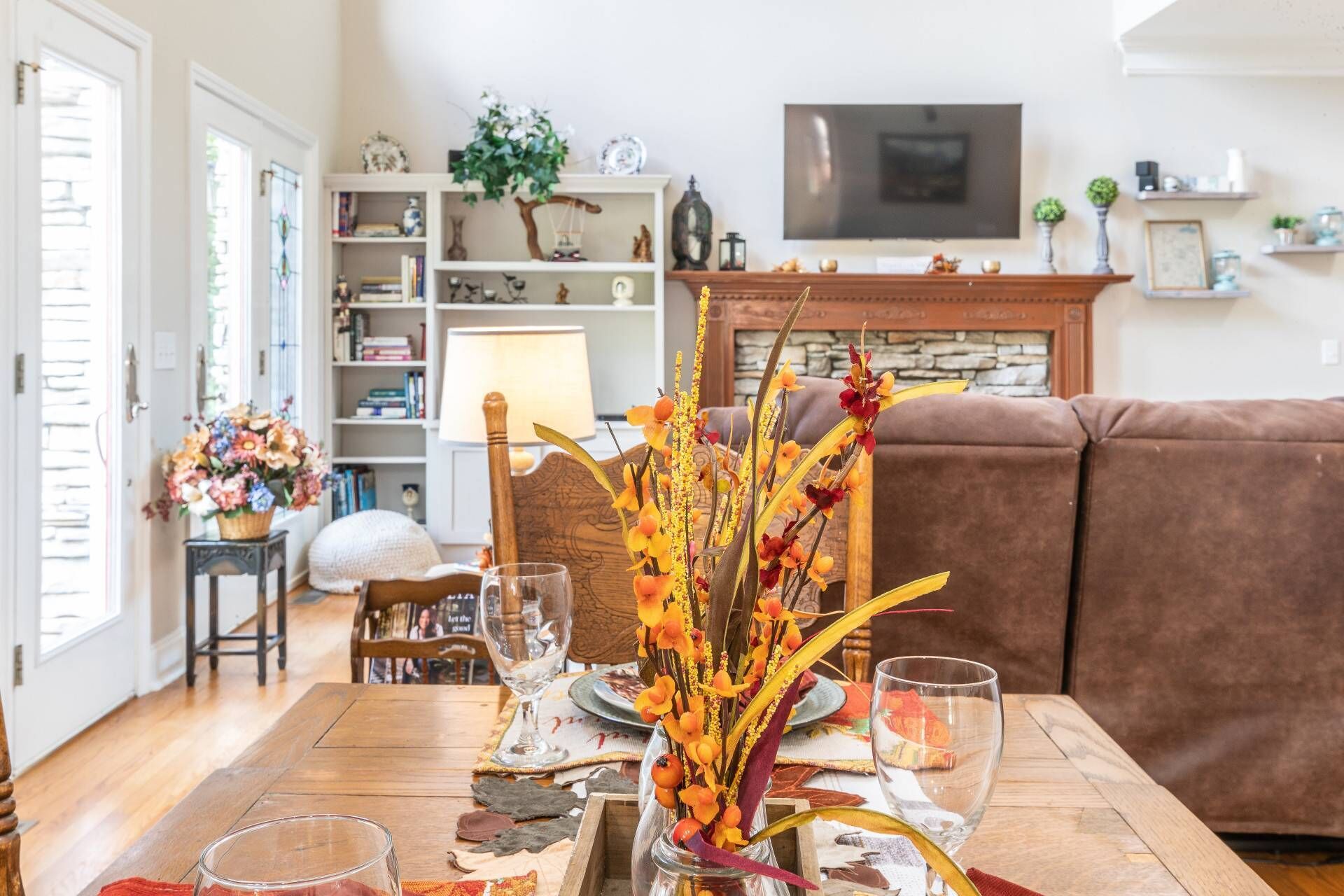 Télévision, cheminée, livres