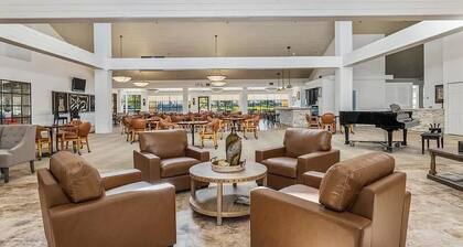 The Bungalow - swim, golf, and pickleball