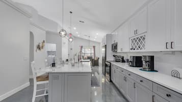 雪櫃、微波爐、焗爐、爐具