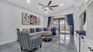 Una Smart TV, un reproductor estéreo