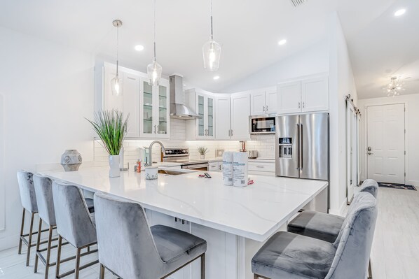 Jääkaappi, mikroaaltouuni, uuni, liesi