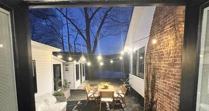 Tranquil River cottage w/hot tub, firepit , mins to a 18-holes golfing & fishing