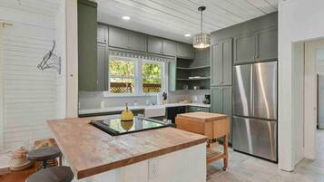 Frigorífico, horno, placa de cocina y lavavajillas