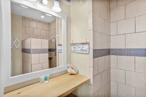Shower, towels - Family Paradise on Lands End - Private Dock (Saint Helena Island)