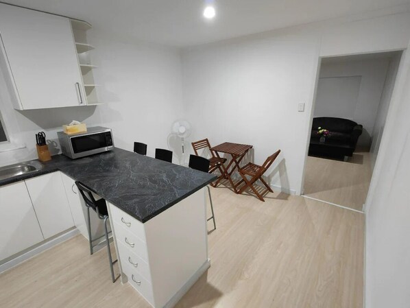 Een koelkast, een microgolfoven, een oven, een kookplaat