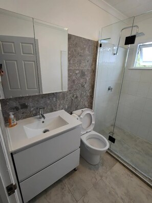 Douche, serviettes fournies, papier de toilette
