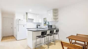 Een koelkast, een microgolfoven, een oven, een kookplaat