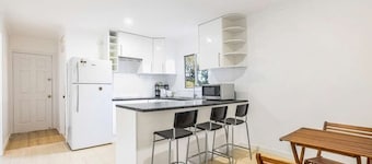 Comfortable 2 Queen & 1 Double Bedroom, Mansfield