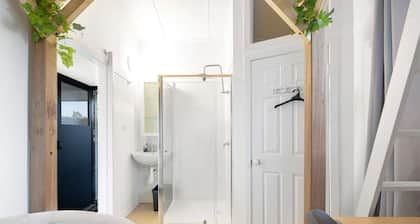 Comfortable 2 Queen & 1 Double Bedroom, Mansfield