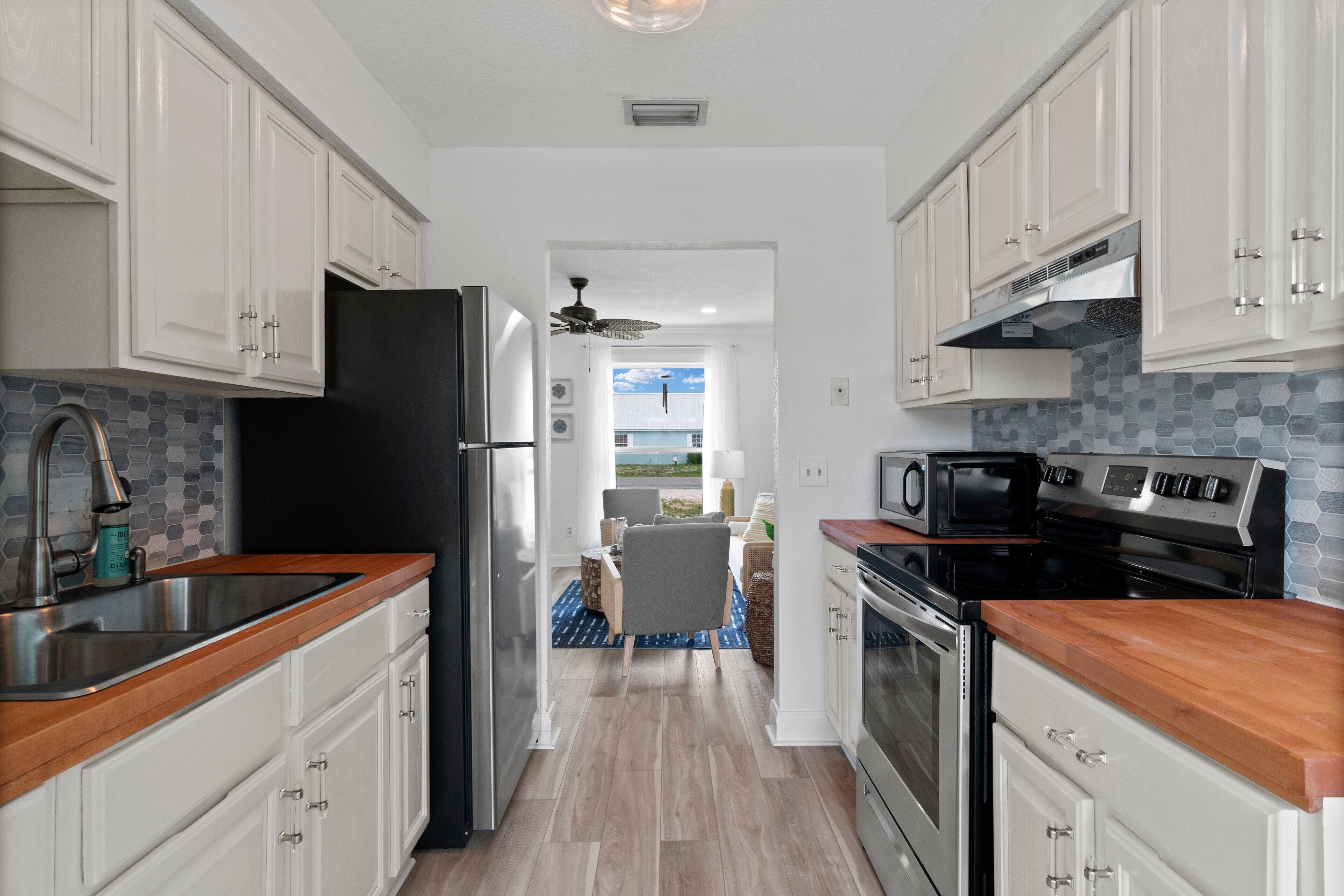 Kylskåp, mikrovågsugn, ugn och spishäll