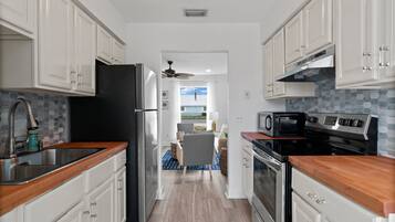 Kylskåp, mikrovågsugn, ugn och spishäll