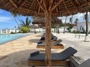 Piscine extérieure, parasols de plage, chaises longues