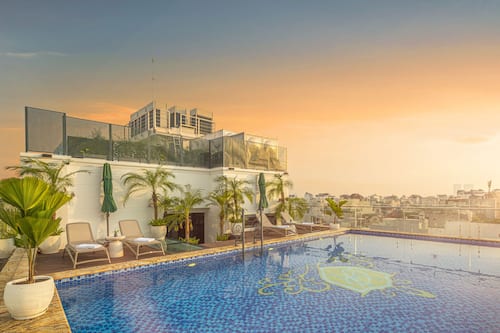 Outdoor pool, pool umbrellas, sun loungers