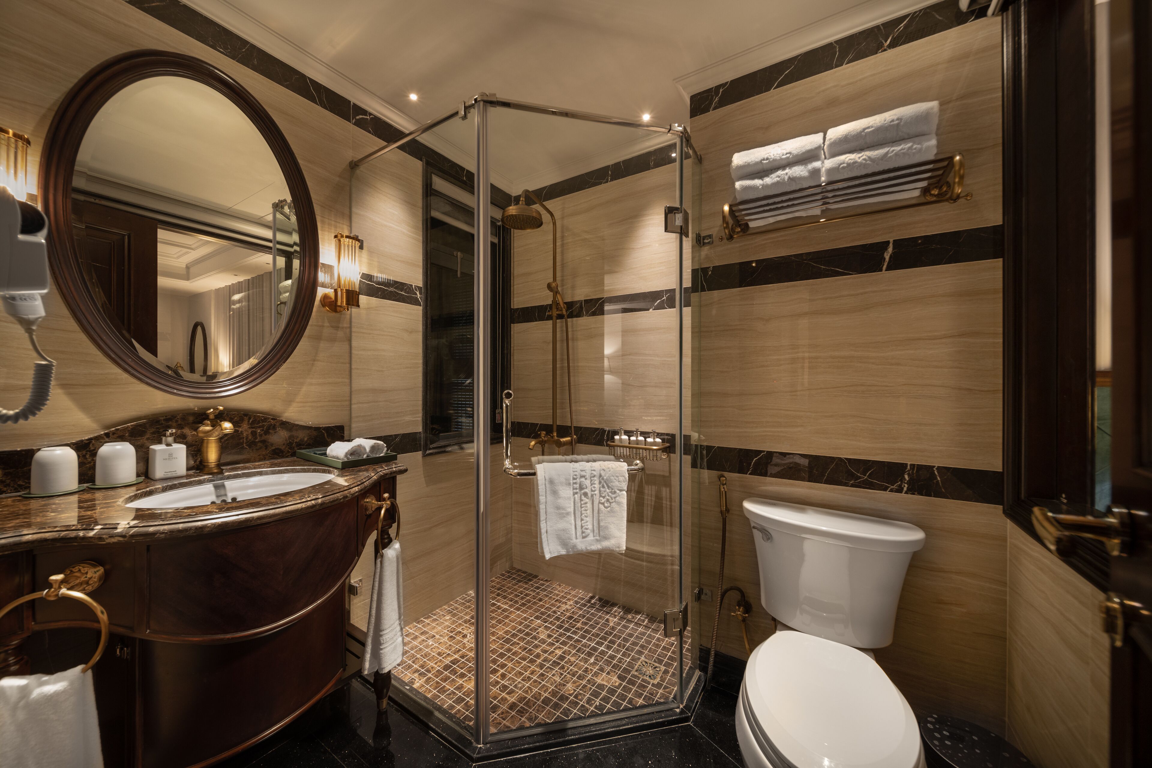 Junior Double Room | Bathroom | Shower, hydromassage showerhead, designer toiletries, hair dryer