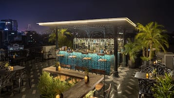 Swim-up bar