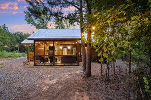 Exterior - Romantic Retreat  • Hot Tub • Fire Pit  • S’mores & Firewood Incl • Dog Friendly (Broken Bow)