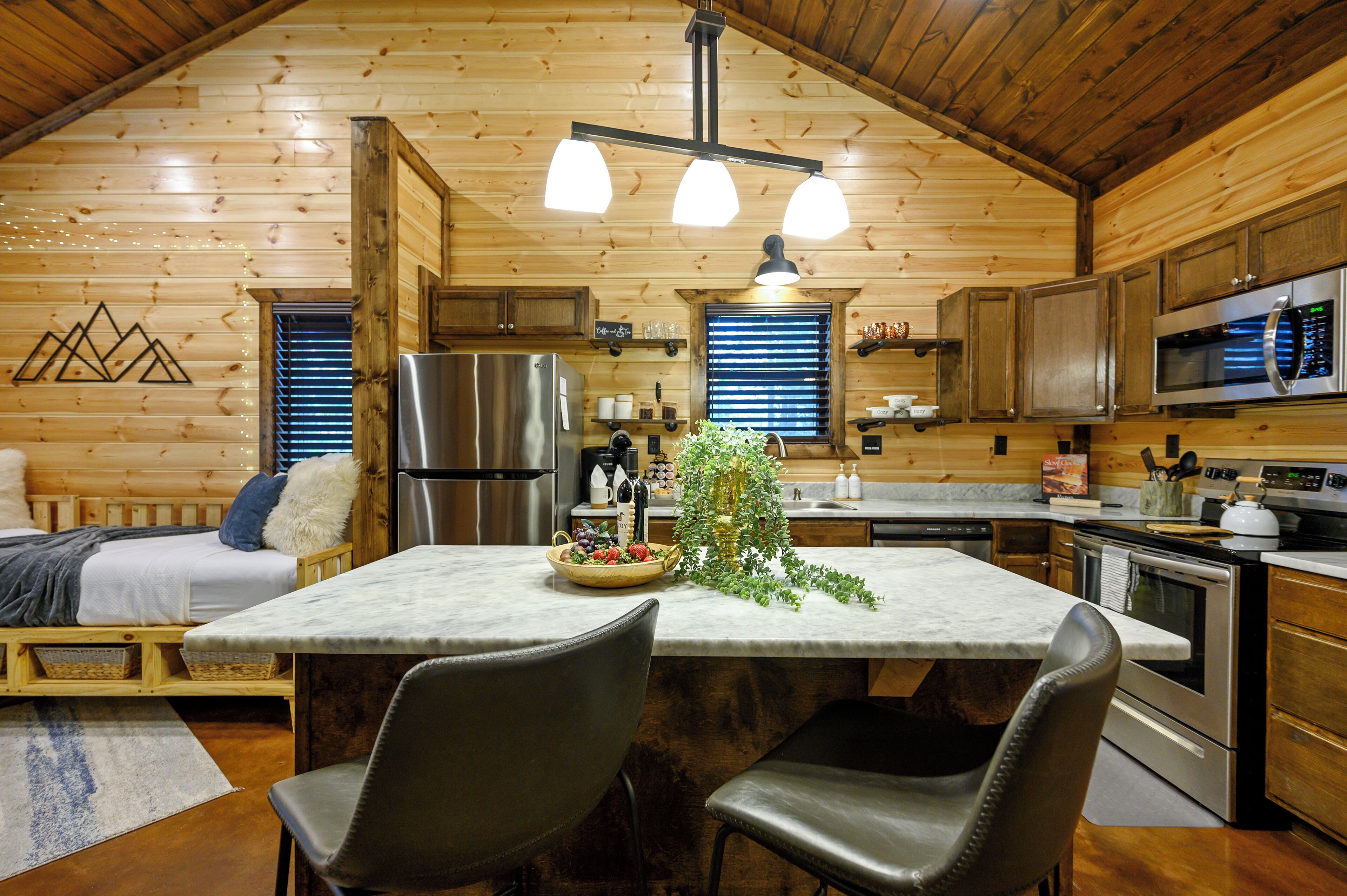 Jääkaappi, mikroaaltouuni, uuni, liesi