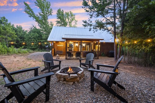Romantic Retreat  • Hot Tub • Fire Pit  • S’mores & Firewood Incl • Dog Friendly