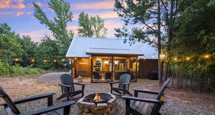 Romantic Retreat • Hot Tub • Fire Pit • S’mores & Firewood Incl • Dog Friendly