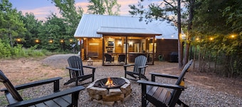 Romantic Retreat • Hot Tub • Fire Pit • S’mores & Firewood Incl • Dog Friendly