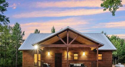 Romantic Retreat • Hot Tub • Fire Pit • S’mores & Firewood Incl • Dog Friendly