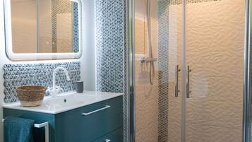 Baignoire, sĂšche-cheveux, serviettes fournies, papier toilette