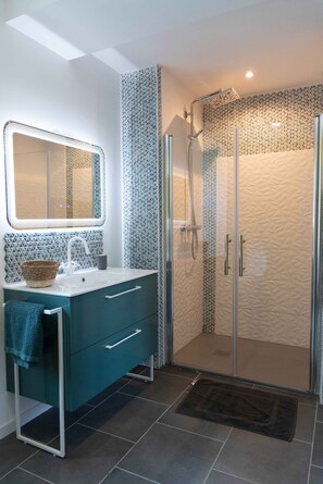 Bathtub, hair dryer, towels, toilet paper