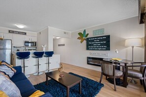 Smart TV, fireplace