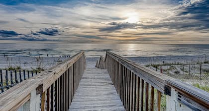 Gulf-front townhome with gorgeous beach access, 4 Gulf-view decks, shared pools