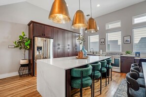 Large kitchen island with 4 barstools, fully equipped with all the kitchen supplies your group needs. - Downtown Getaway w/ Rooftop Deck in the Skyline (Houston)
