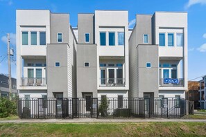Free standing 4 story new home.