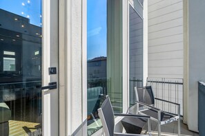 2nd floor small balcony. - Downtown Getaway w/ Rooftop Deck in the Skyline (Houston)