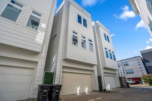 Garage at the back of the home, room for two cars. Lots of free street parking available as well. - Downtown Getaway w/ Rooftop Deck in the Skyline (Houston)