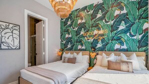 3 bedrooms, iron/ironing board, WiFi, bed sheets - Downtown Getaway w/ Rooftop Deck in the Skyline (Houston)