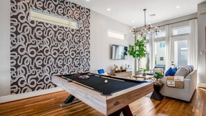 Games room - Downtown Getaway w/ Rooftop Deck in the Skyline (Houston)