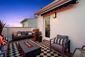 400 sq ft rooftop deck with STUNNING views of downtown. 2 large outdoor couches, one dining set, a grill, retractable awning, LED lights strips and custom neon sign, and a cozy firepit. - Downtown Getaway w/ Rooftop Deck in the Skyline (Houston)
