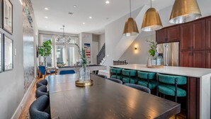 Dining - Downtown Getaway w/ Rooftop Deck in the Skyline (Houston)