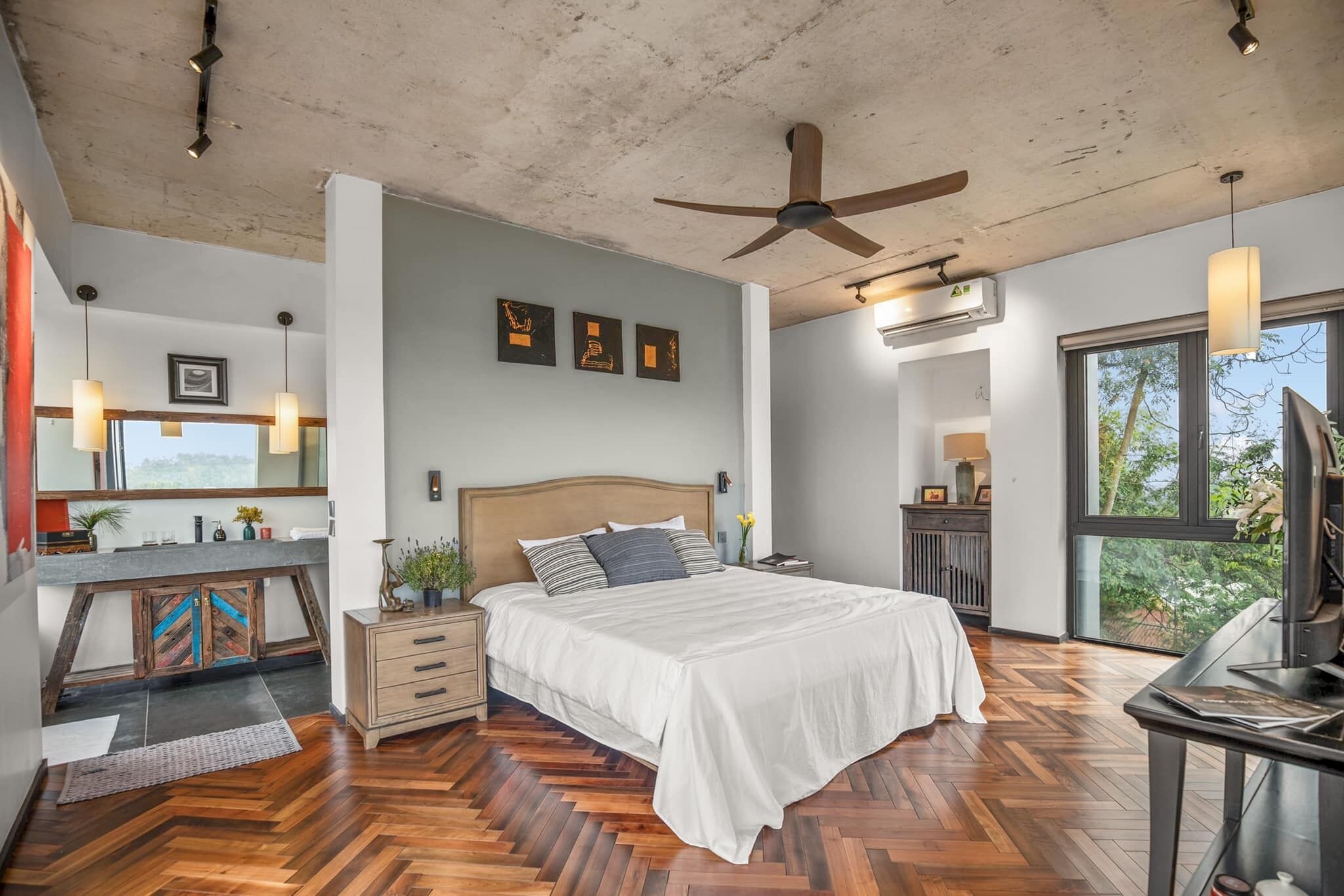 8 bedrooms, WiFi, bed sheets