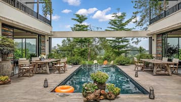 Outdoor pool, an infinity pool