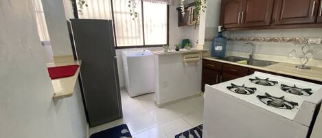 冷蔵庫、電子レンジ、オーブン、コンロ