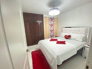 3 bedrooms, iron/ironing board, internet, bed sheets