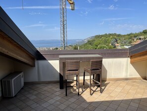 Outdoor dining - Modernes Haus mit Großem Pool und Herrlichem Seeblick (Costermano sul Garda)