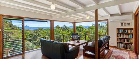 家庭獨棟房屋 | 起居區 | 52-吋智慧型電視、數位頻道、電視、Netflix