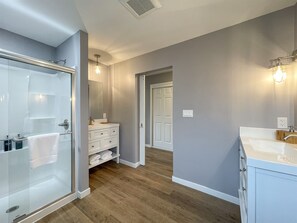 Combined shower/bathtub, hair dryer, towels, soap