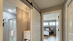 A modern bathroom with a glass shower, a white vanity, and a walk-in closet. - Excellent location, close to Olympic National Park, restaurants & grocery stores (Port Angeles)