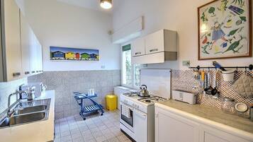 Herdplatte, Geschirrspüler, Wasserkocher mit Kaffee-/Teezubehör