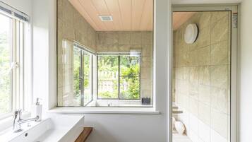 Rumah | Kamar mandi | Bathtub dan shower terpisah, pengering rambut, sandal, dan kloset