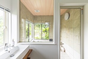 House | Bathroom | Separate tub and shower, hair dryer, slippers, bidet - Resort stay Bowen (Ito)