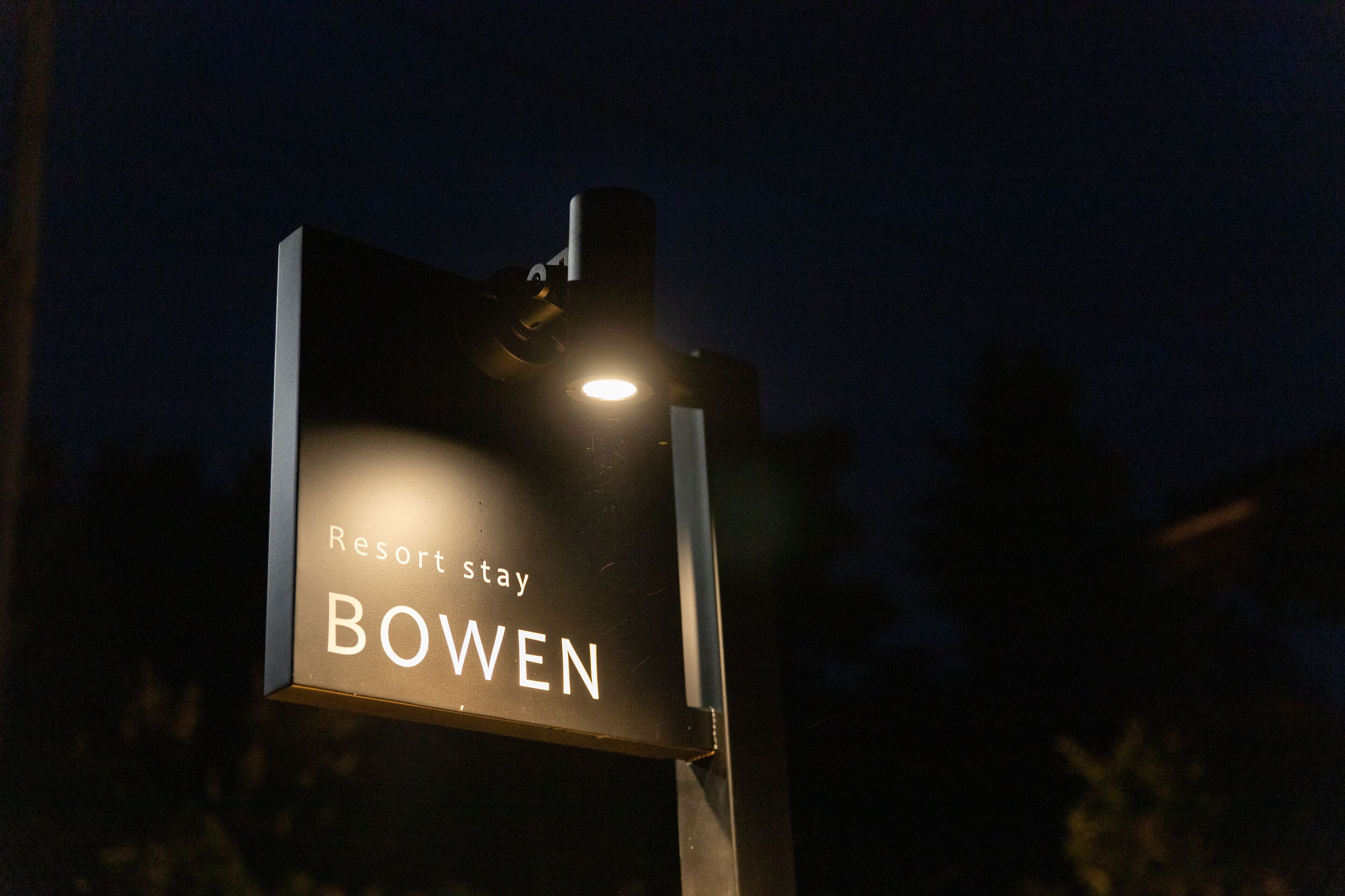 Ein Schild mit der Aufschrift 'Resort stay BOWEN'.
