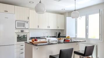 Réfrigérateur, micro-ondes, four, cafetiÚre/bouilloire